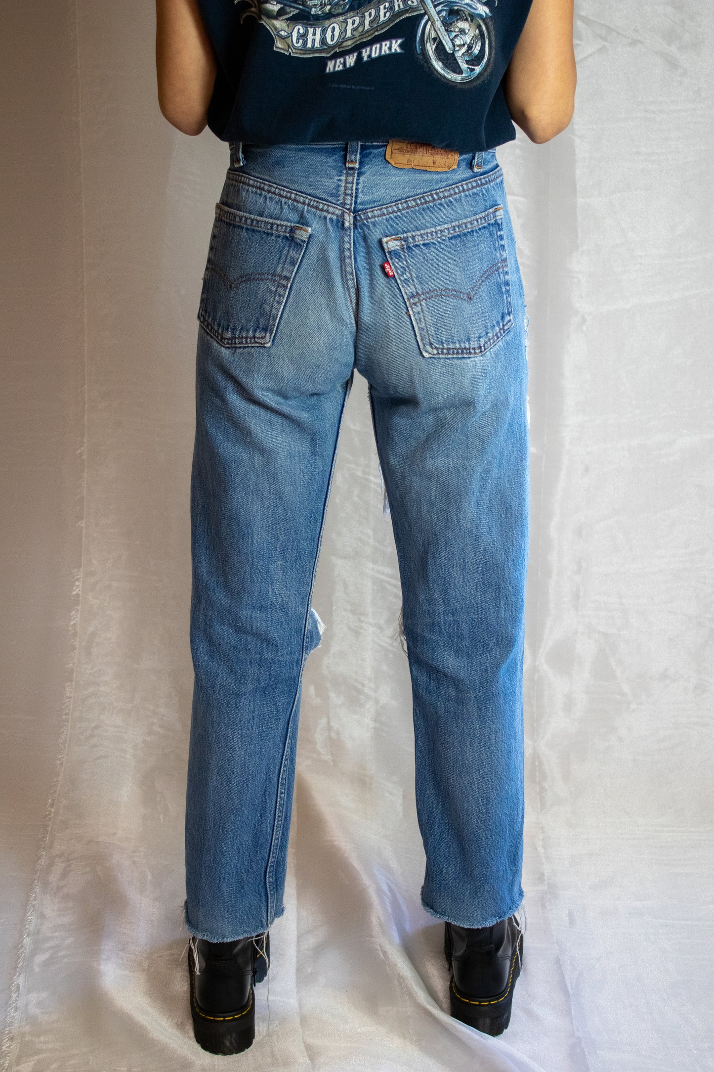 501 Levi's Medium Wash Distressed Jeans - 26x27