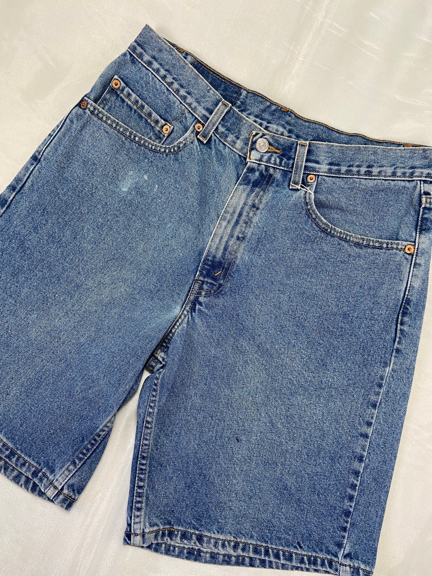 550 Levi’s Medium Wash Denim Shorts - 32”