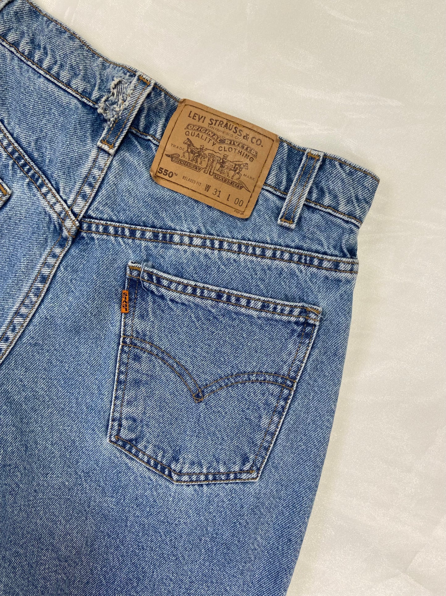 550 Levi’s Medium Wash Denim Shorts - 29”